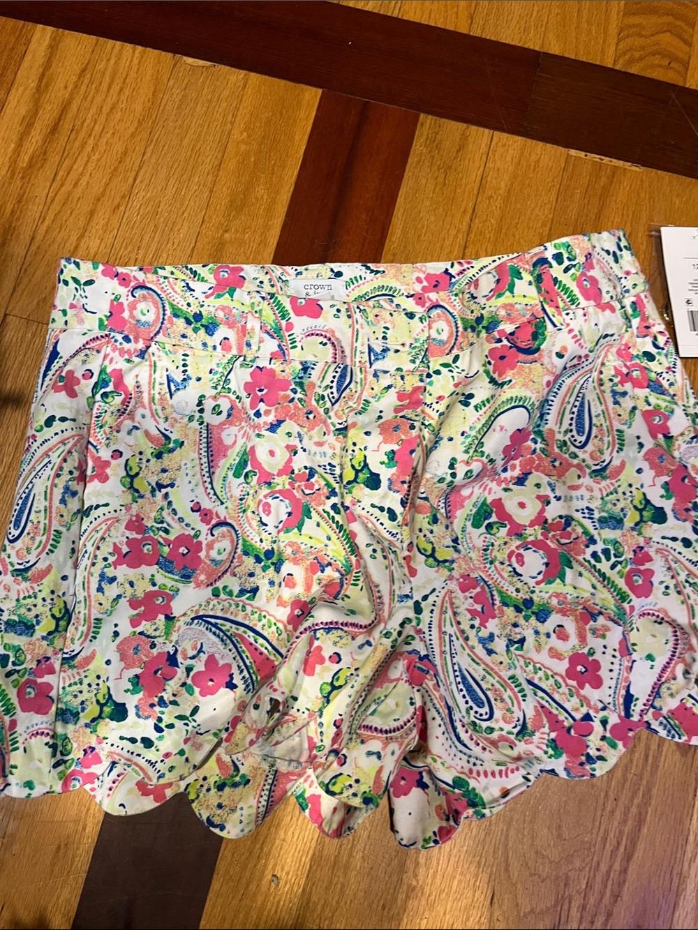 crown & ivy White Floral Paisley Scalloped Hem Shorts